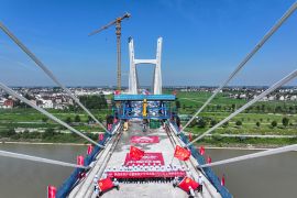 Melihat pembangunan jembatan kabel pancang Sungai Yinjiang di China