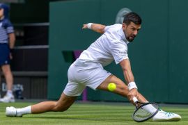 Djokovic kalahkan tuan rumah untuk jaga peluangnya di Wimbledon
