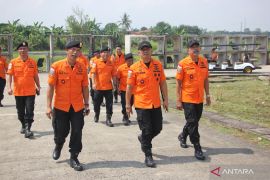 Tim SAR hadapi gelombang tinggi cari penumpang KMP Tunu  di Selat Bali