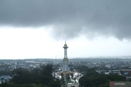 Kota-kota besar di Indonesia umumnya diguyur hujan pada Ahad
