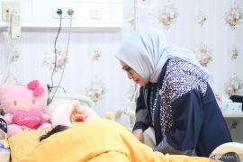 Pantau kesehatan, Menteri Arifah kembali jenguk anak korban kekerasan