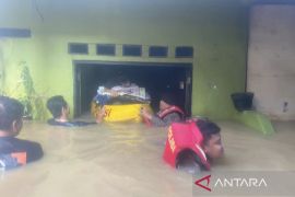 Polda Metro Jaya evakuasi warga yang terdampak luapan Kali Ciliwung