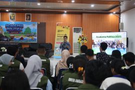 Pelajar di Ambon dilatih soal pelestarian laut dan perubahan iklim