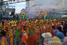 Ribuan pesilat dan penari meriahkan 