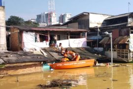 Banjir Jakarta, warga Jati Padang mengungsi di Masjid Al Ridwan