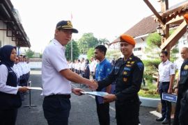 KAI Daop 6 Yogyakarta berikan penghargaan kepada petugas yang kembalikan HP penumpang yang tertinggal