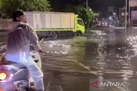 Area lampu merah Outer Ring Road Kembangan Jakbar masih banjir