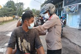 Tim medis Polda NTT di Posko Boru dievakuasi dampak erupsi 
