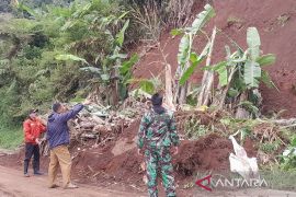 Longsor ditangani, Jalur Puncak II sudah bisa dilalui kendaraan