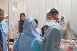 Kunjungi RSUD, Bupati Suhardiman beri semangat kepada pasien