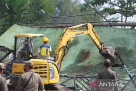 Pemkab Batang bongkar 24 bangunan kafe di objek wisata Pantai Sigandu