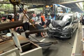 Kecelakaan beruntun di Jaktim diduga berawal dari mobil dinas