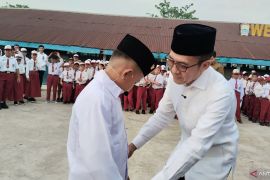 Pemkot Palembang  bagikan 39.099 seragam sekolah gratis