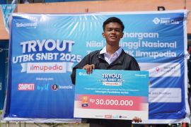 Alumnus SMAN 2 Parepare terima bantuan pendidikan dari Telkomsel