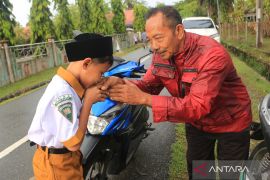 Ayah terlibat pengasuhan membuat anak percaya diri dan berani