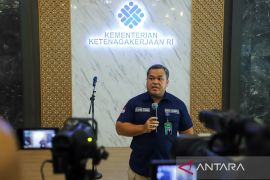 KPK geledah ruangan Kabiro Humas Kemenaker Sunardi Manampiar Sinaga
