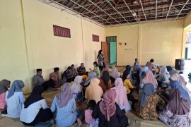 Fakultas Farmasi USD latih warga Gunungkidul membuat ovitrap anti-DBD