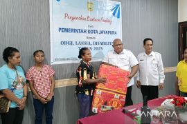 Pemkot Jayapura serahkan bantuan sandang bagi difabel dan ODGJ