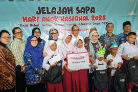 Menteri Arifah serahkan paket bantuan untuk 300 siswa SD Bantar Gebang