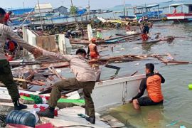Petugas gabungan evakuasi dua korban akibat mushalla roboh