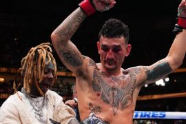 Hollloway merusak laga pensiun Poirier dengan kemenangan di UFC 318