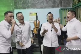 Giring nyanyi lagu Nidji bareng menteri di warung bakmi Solo
