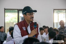 Mensos beri semangat siswa Sekolah Rakyat Unesa Surabaya