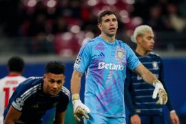 Dibu Martinez diperkirakan kembali ke Villa setelah gagal ke MU