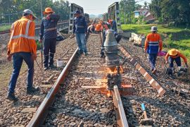 KAI  Purwokerto ganti rel di petak jalan Gombong--Karanganyar