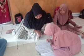 22 tahun, Sekolah madrasah di Pandeglang belajar tanpa kursi dan meja