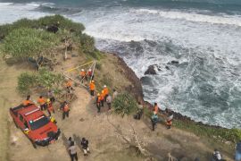 Tim SAR hentikan pencarian dua mahasiswa di Pantai Puncak Guha Garut