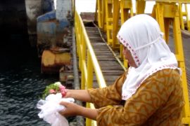 Doa di atas dermaga, harapan keluarga untuk 29 penumpang yang hilang