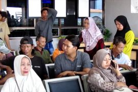 Keluarga korban kapal tenggelam tunggu kabar di Pelabuhan Ketapang