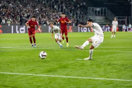 Gol Kevin Diks warnai kemenangan Monchengladbach atas Valencia 2-0