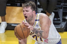 Luka Doncic jalani debut pramusim saat Lakers lawan Suns