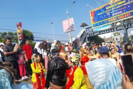 Ratusan peserta ramaikan pawai budaya rayakan HUT-ke-18 Kota Serang