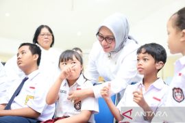 Menteri Arifah dampingi siswa SLB Negeri Semarang jalani CKG