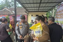 Ibu hamil dan lansia dapat bonus beras di pangan murah Polres Serang