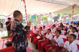 Gubernur NTT ingatkan 100 anak manfaatkan kesempatan belajar di SR