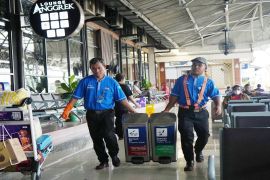 KAI Daop 6 Yogyakarta kerahkan petugas K2 jaga kebersihan stasiun