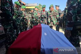 Jenazah Prada Lucky dimakamkan secara militer di Kupang