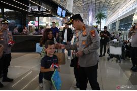 Polresta Bandara Soetta-Metro Jaya bagikan 5.000 bendera ke penumpang