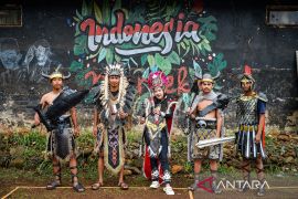 Anggota karang taruna di Bandung olah sampah rumah tangga jadi kostum untuk hari kemerdekaan