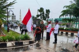 Kesbangpol Dumai dan Forum Kesukuan bagikan ribuan Bendera Merah Putih