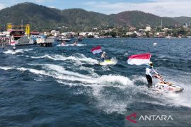 Parade bendera dari pembalap Aquabike 2025 meriahkan HUT ke-80 RI