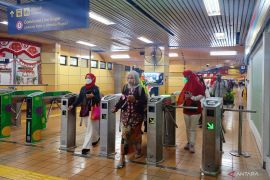 Penumpang berkebaya encim warnai KRL pagi ini