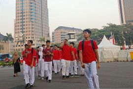 KRL dipenuhi penumpang yang bawa atribut Merah Putih meriahkan HUT RI