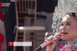 Rossa melantunkan "Indonesia Pusaka" di Istana Merdeka