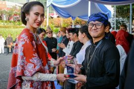 Menpar sematkan tanda kehormatan pada pegawai Kemenpar