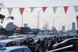 Petugas gabungan atur lalu lintas di TB Simatupang untuk tangani macet